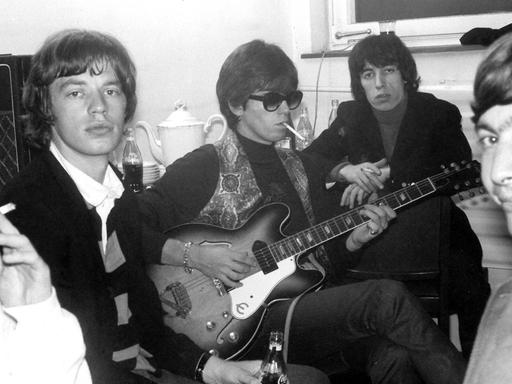 Die Mitglieder der britischen Rockgruppe Rolling Stones (l-r) Brian Jones, Mick Jagger, Keith Richards, Bill Wyman und Charlie Watts in ihrer Gardrobe vor einem Auftritt im Circus Krone-Bau in München am 14.9.1965.