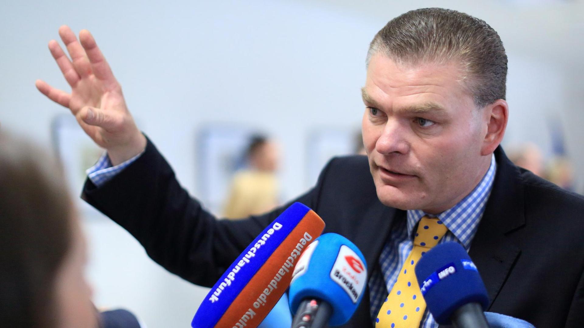 Der Innenminister Sachsen-Anhalts, Holger Stahlknecht (CDU) gibt in der Polizeidirektion in Magdeburg (Sachsen-Anhalt) ein Pressestatement ab. Der Innenminister Sachsen-Anhalts, Holger Stahlknecht (CDU) gibt in der Polizeidirektion in Magdeburg (Sachsen-Anhalt) ein Pressestatement ab.