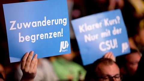 Mitglieder der Jungen Union aus der bayrischen Schwesterpartei CSU machen Kanzlerin Merkel Druck.