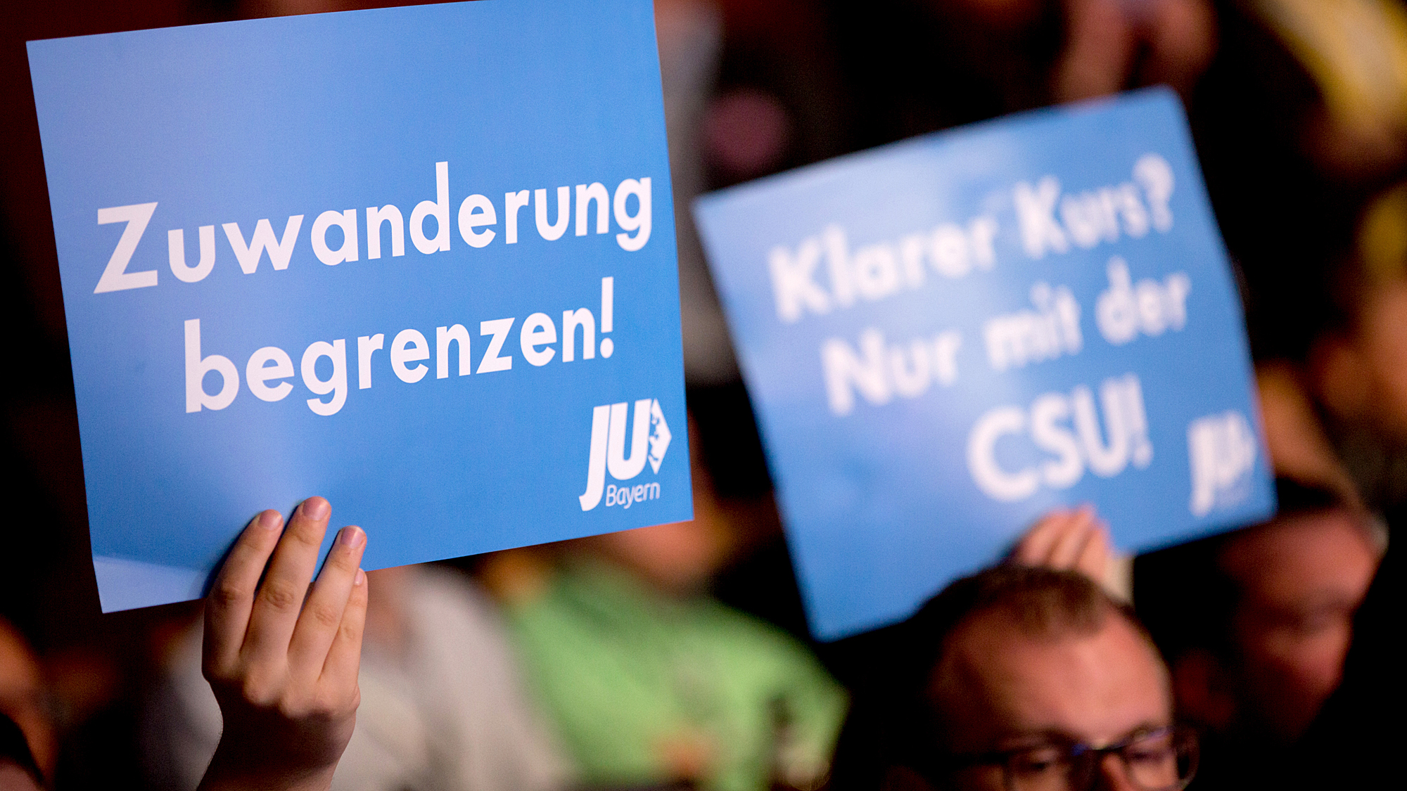 Asylpolitik - Merkel kann Junge Union nicht überzeugen | deutschlandfunkkultur.de