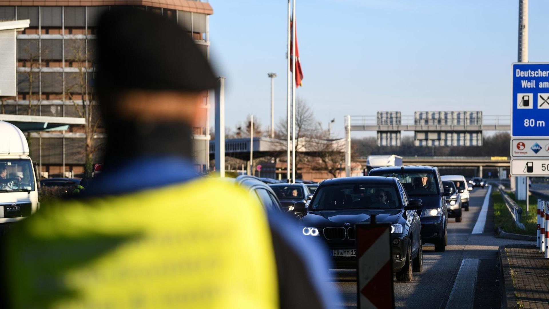 Ein Beamter der schweizerischen Grenzwache steht am Grenzübergang an der A5. In der Coronavirus-Krise führt Deutschland am Montag umfassende Kontrollen und Einreiseverbote auch an den Grenzen auch zur Schweiz ein. Ein Beamter der schweizerischen Grenzwache steht am Grenzübergang an der A5. In der Coronavirus-Krise führt Deutschland am Montag umfassende Kontrollen und Einreiseverbote auch an den Grenzen auch zur Schweiz ein.