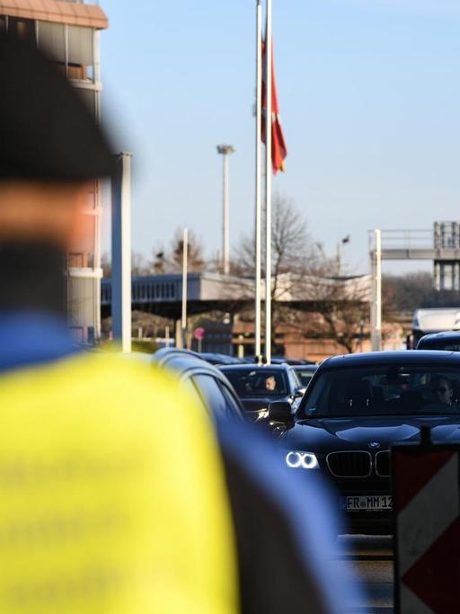 Ein Beamter der schweizerischen Grenzwache steht am Grenzübergang an der A5. In der Coronavirus-Krise führt Deutschland am Montag umfassende Kontrollen und Einreiseverbote auch an den Grenzen auch zur Schweiz ein.
