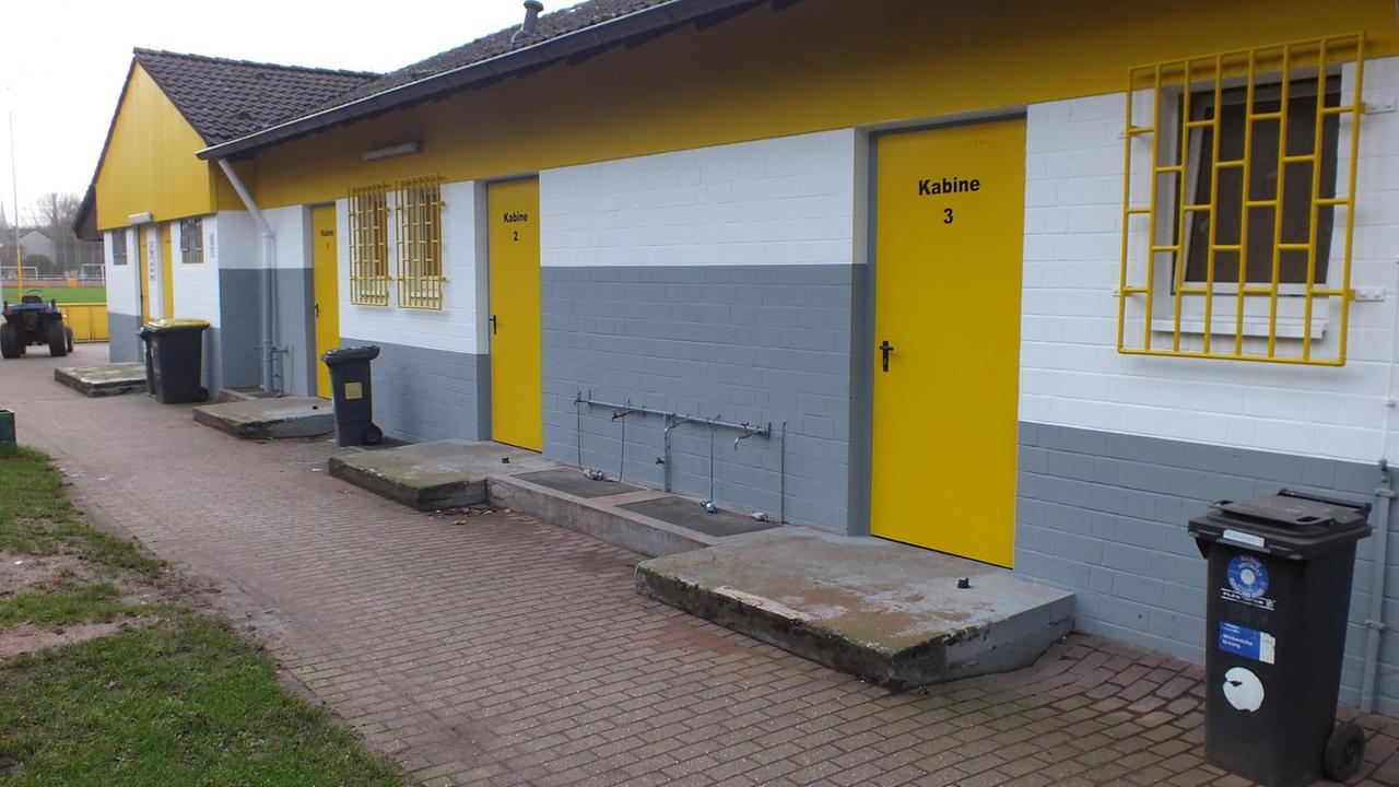Umkleiden bei Gelb-Weiß Hamborn, einem der größten Vereine im Duisburger Norden.