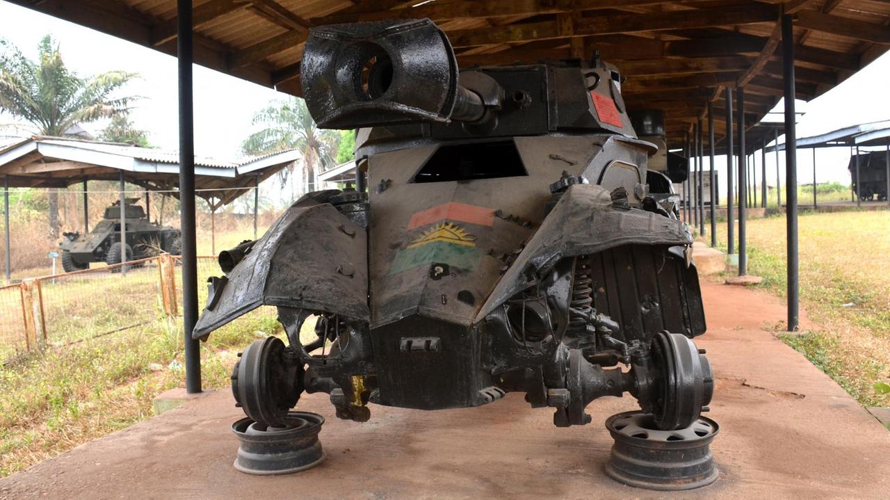 Die Armee Biafras musste viele Fahrzeuge selbst bauen. Hier ein Panzer im Kriegsmuseum in Umuahia. Er hat keine Räder mehr, aber die Flagge von Biafra ist noch erkennbar. Die Armee Biafras musste viele Fahrzeuge selbst bauen. Hier ein Panzer im Kriegsmuseum in Umuahia. Er hat keine Räder mehr, aber die Flagge von Biafra ist noch erkennbar.
