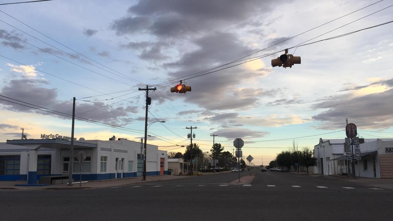 Eine einzige Ampel hat Marfa: Hier kreuzen sich die Bundesstraßen 67 und 90. Eine einzige Ampel hat Marfa: Hier kreuzen sich die Bundesstraßen 67 und 90.