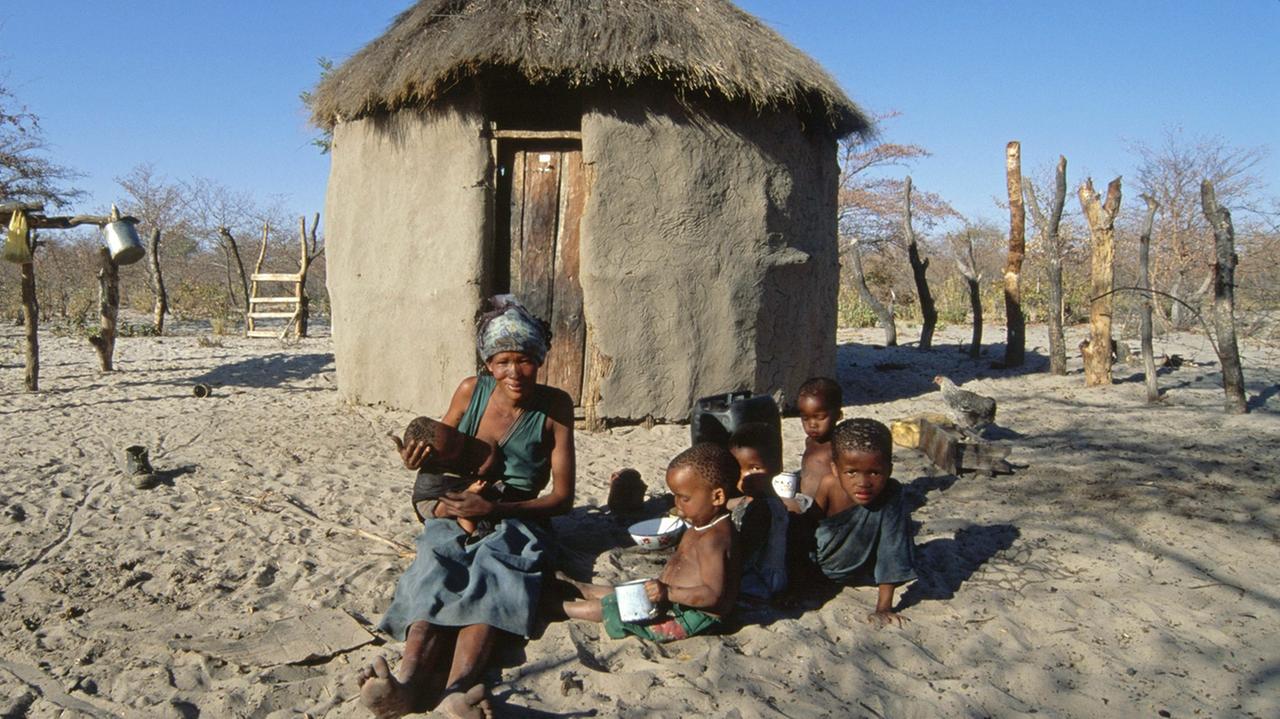 Eine Mutter mit ihren Kindern in einem Dorf der Kung in Botswana, aufgenommen am 9.9.2010 Eine Mutter mit ihren Kindern in einem Dorf der Kung in Botswana, aufgenommen am 9.9.2010