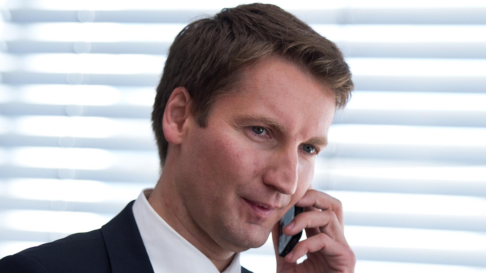Patrick Sensburg (CDU), Vorsitzender des NSA-Untersuchungsausschusses telefoniert mit einem Mobiltelefon. Patrick Sensburg (CDU), Vorsitzender des NSA-Untersuchungsausschusses telefoniert mit einem Mobiltelefon.