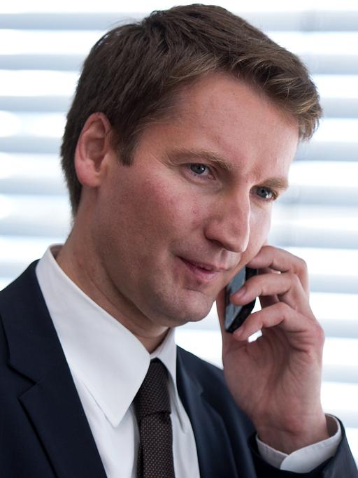 Patrick Sensburg (CDU), Vorsitzender des NSA-Untersuchungsausschusses telefoniert mit einem Mobiltelefon.