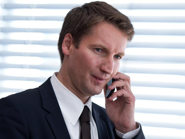 Patrick Sensburg (CDU), Vorsitzender des NSA-Untersuchungsausschusses telefoniert mit einem Mobiltelefon.