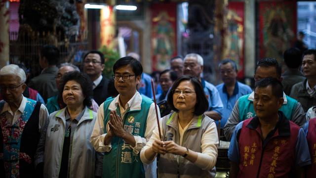Die taiwanische Präsidentin Tsai Ing-Wen steht zusammen mit dem Bürgermeisterkandidaten Chen Chi-mai in einem Tempel in Kaohsiung und betet.