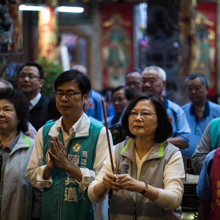 Die taiwanische Präsidentin Tsai Ing-Wen steht zusammen mit dem Bürgermeisterkandidaten Chen Chi-mai in einem Tempel in Kaohsiung und betet.