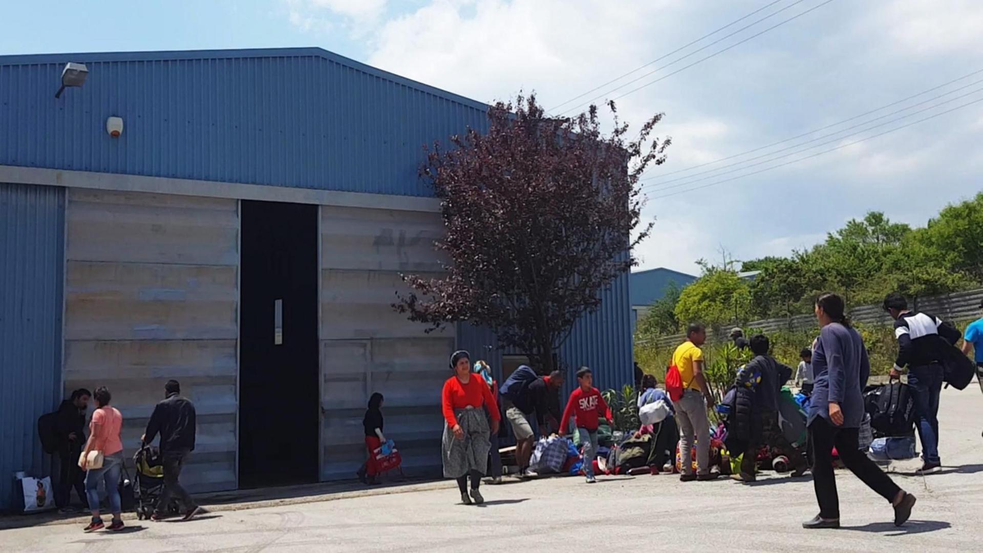 Flüchtlinge vor dem medizinischen Center des Flüchtlingslagers in Oreokastro Flüchtlinge vor dem medizinischen Center des Flüchtlingslagers in Oreokastro