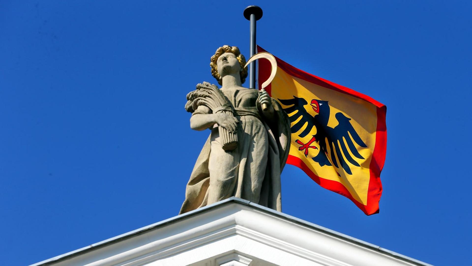 Bei strahlendem Sonnenschein und Temperaturen um neun Grad Celsius weht am 26.02.2015 auf dem Schloss Bellevue in Berlin die Dienstflagge des Bundespräsidenten, die sich farbenprächtig vor dem blauen Himmel abhebt. Bei strahlendem Sonnenschein und Temperaturen um neun Grad Celsius weht am 26.02.2015 auf dem Schloss Bellevue in Berlin die Dienstflagge des Bundespräsidenten, die sich farbenprächtig vor dem blauen Himmel abhebt.