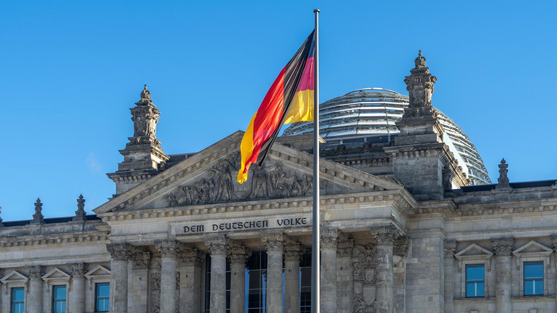 Die deutsche Flagge vor dem Reichstagsgebäude in Berlin. Die deutsche Flagge vor dem Reichstagsgebäude in Berlin.