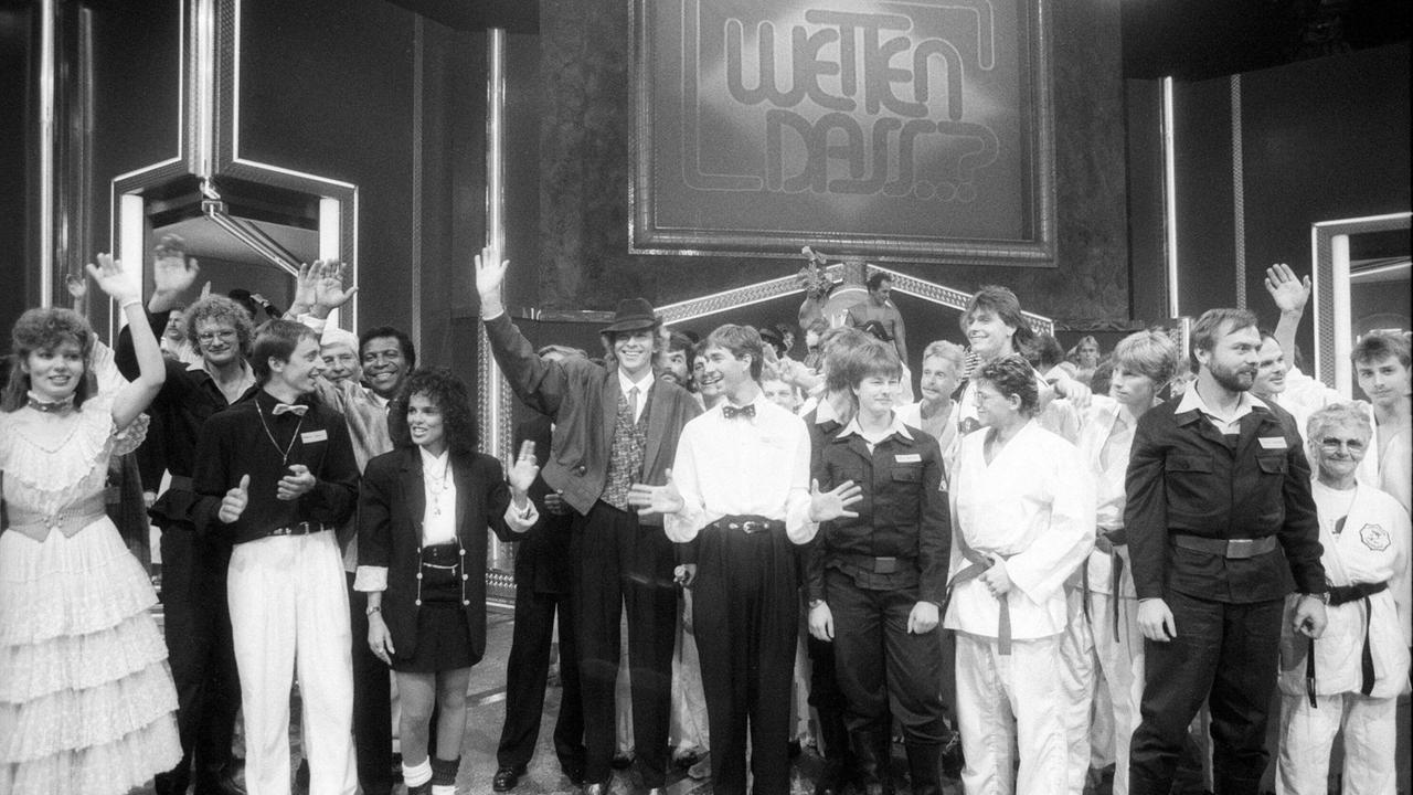 Thomas Gottschalk (mit Hut, winkend) inmitten von allen TeilnehmerInnen beim Finale der ersten von ihm moderierten Ausgabe von "Wetten, dass..?" 1987.