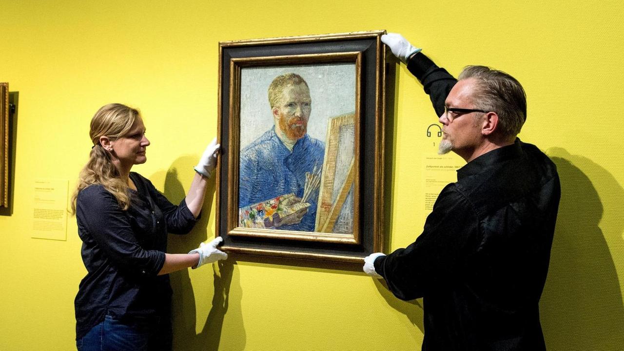 Zwei Mitarbeiter hängen van Goghs "Selbstbildnis vor der Staffelei" auf nachdem das Museum in Amsterdam umgebaut wurde. Zwei Mitarbeiter hängen van Goghs "Selbstbildnis vor der Staffelei" auf nachdem das Museum in Amsterdam umgebaut wurde.