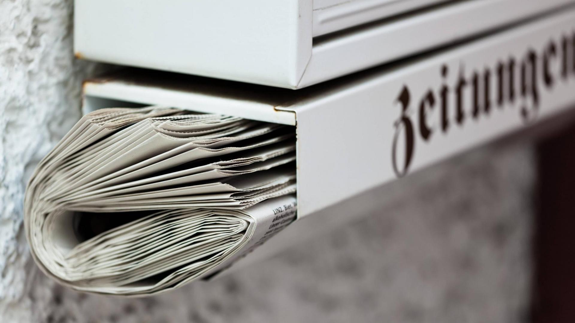 Zeitung wurde in einen Briefkasten gegeben. Zeitung wurde in einen Briefkasten gegeben.