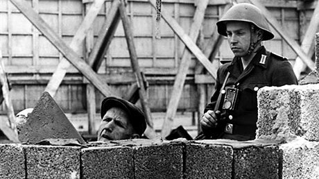 Das Archivbild von 1962 zeigt einen Soldaten der Nationalen Volksarmee, rechts, der einen Bauarbeiter bei der Reparatur der Berliner Mauer an der Bernauer Straße beaufsichtigt. Das Archivbild von 1962 zeigt einen Soldaten der Nationalen Volksarmee, rechts, der einen Bauarbeiter bei der Reparatur der Berliner Mauer an der Bernauer Straße beaufsichtigt.