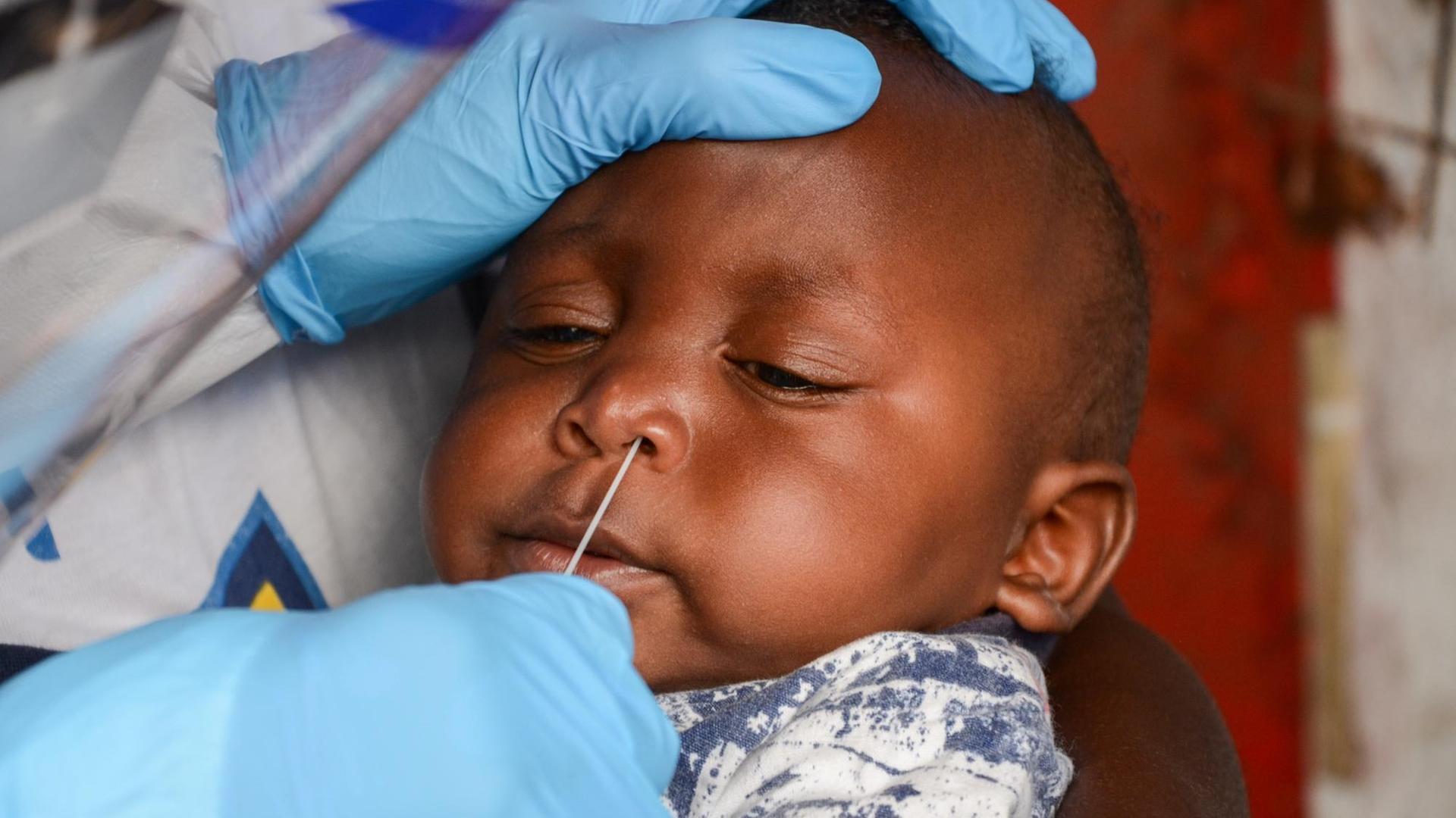 COVID-19-Test in Kenia an einem Baby im März 2020