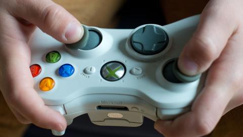 Spielkonsole, Finger, die darauf klicken