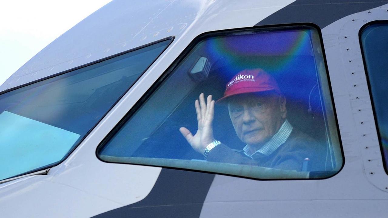 Airline Niki wird an Gründer Niki Lauda verkauft - Der damalige Fluglinienbetreiber und Pilot Niki Lauda winkt am 18.04.2010 nach der Landung des Testflugs mit einem A320 am Salzburger Flughafen aus dem Cockpit.