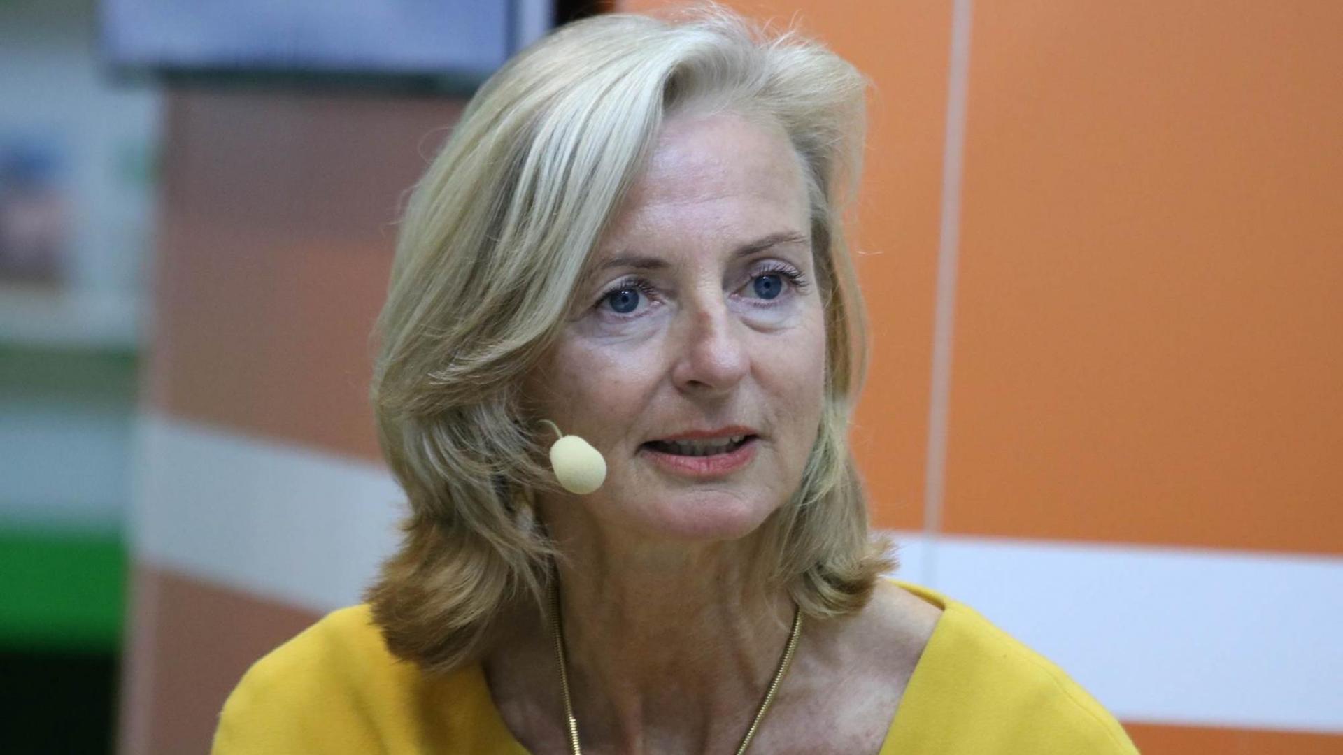 Anya Schutzbach, Verlegerin des Verlags Weissbooks.w, auf der Frankfurter Buchmesse 2018 Anya Schutzbach, Verlegerin des Verlags Weissbooks.w, auf der Frankfurter Buchmesse 2018
