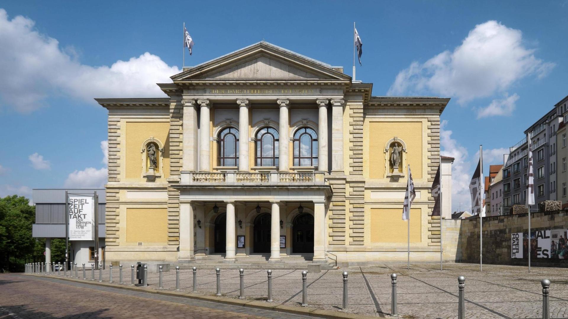 Das Opernhaus in Halle an der Saale in Sachsen-Anhalt an einem sonnigen Tag. Das Opernhaus in Halle an der Saale in Sachsen-Anhalt an einem sonnigen Tag.