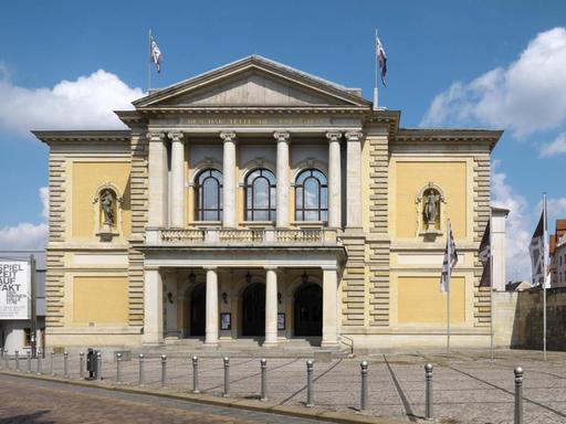 Das Opernhaus in Halle an der Saale in Sachsen-Anhalt an einem sonnigen Tag.
