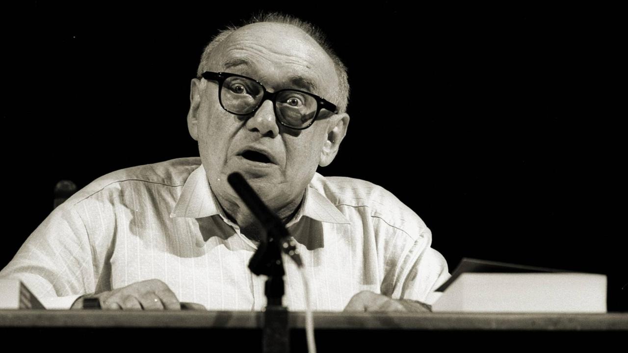 Ernst Jandl bei einer Lesung im Jahr 1992. Ernst Jandl bei einer Lesung im Jahr 1992.