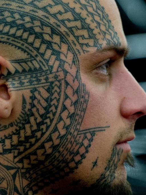 Mit einem traditionellen Muster aus Neuseeland tätowiert ist dieser Mann auf der 20. Internationalen Tattoo-Convention in Frankfurt am Main am Freitag (30.03.2012).
