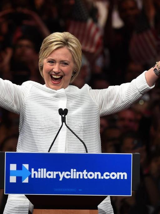 Hillary Clinton jubelt