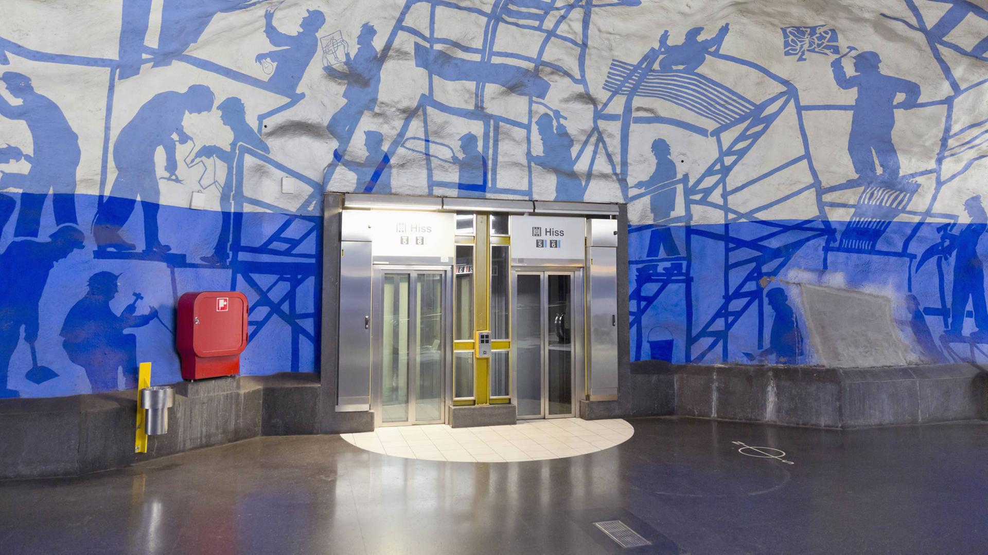 Ein Fahrstuhl im Bahnhof einer U-Bahn in Stockholm. Ein Fahrstuhl im Bahnhof einer U-Bahn in Stockholm.