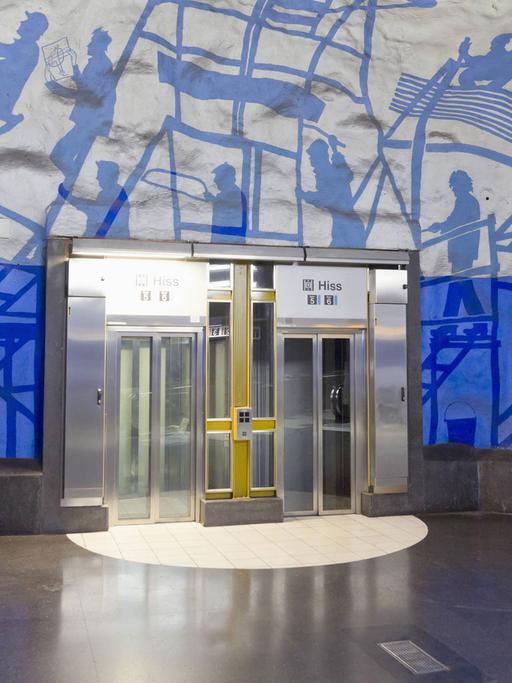 Ein Fahrstuhl im Bahnhof einer U-Bahn in Stockholm.