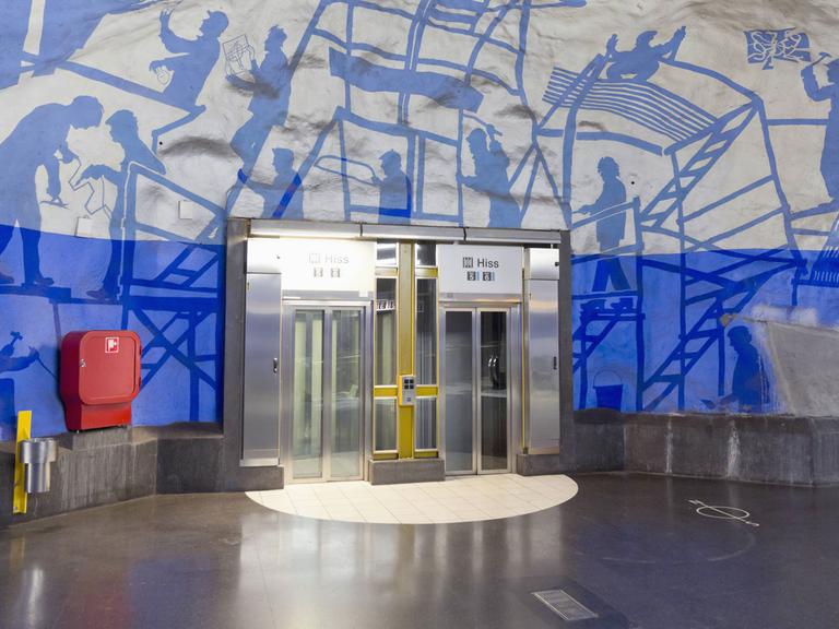 Ein Fahrstuhl im Bahnhof einer U-Bahn in Stockholm.