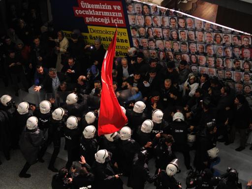 Polizisten stürmen in Istanbul die Redaktion der regierungskritischen Zeitung Zaman (05.03.2016)