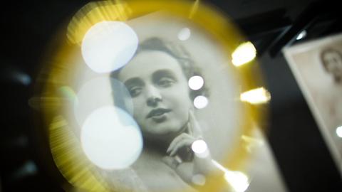Ein Portrait von Hella Moja aufgenommen durch eine Lupe
