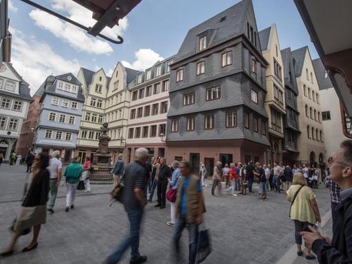 Die ersten Besucher gehen durch die Gassen der neuen Altstadt von Frankfurt am Main. Foto: Boris Roessler/dpa | Verwendung weltweit