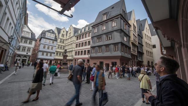 Die ersten Besucher gehen durch die Gassen der neuen Altstadt von Frankfurt am Main. Foto: Boris Roessler/dpa | Verwendung weltweit