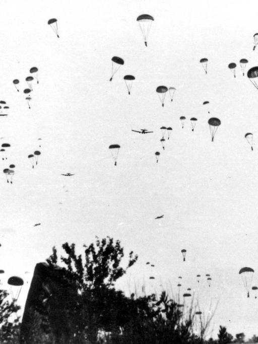 Deutsche Fallschirmspringer landen während der Invasion 1941 auf der griechischen Insel Kreta.