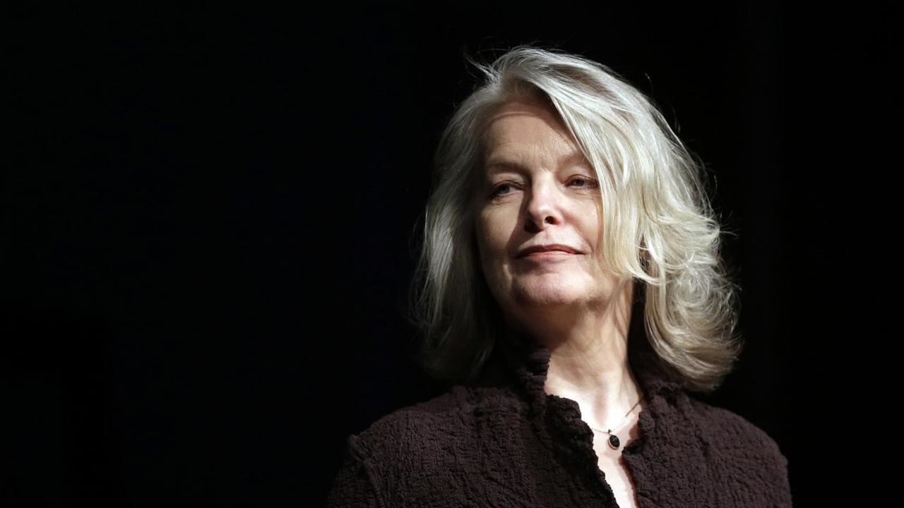 Marlene Streeruwitz steht vor einer schwarzen Wand und schaut stolz zur Seite. Marlene Streeruwitz steht vor einer schwarzen Wand und schaut stolz zur Seite.