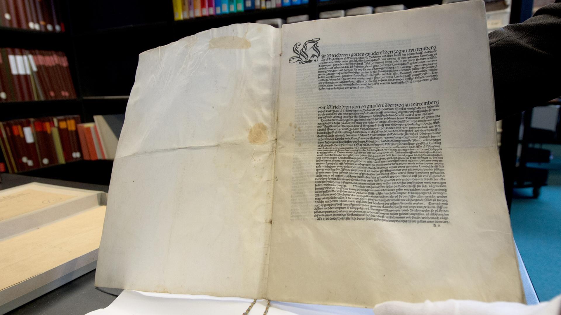 Der Tübinger Vertrag aus dem Jahre 1514 wird am 13.02.2014 im Hauptstaatsarchiv in Stuttgart (Baden-Württemberg) in die Kamera gehalten. Der Tübinger Vertrag aus dem Jahre 1514 wird am 13.02.2014 im Hauptstaatsarchiv in Stuttgart (Baden-Württemberg) in die Kamera gehalten.