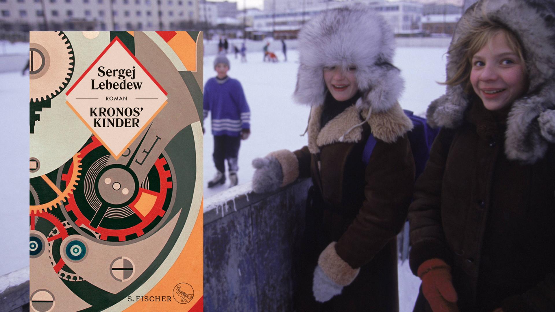 Winterlich gekleidete Kinder stehen am Rande eines Eishockeyfeldes und lachen fröhlich in die Kamera. Winterlich gekleidete Kinder stehen am Rande eines Eishockeyfeldes und lachen fröhlich in die Kamera.