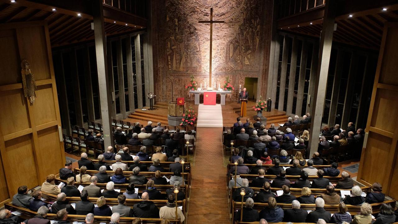 So sieht es Sonntags nur noch selten aus: ein gut gefüllter Kirchenraum während des Gottesdienstes So sieht es Sonntags nur noch selten aus: ein gut gefüllter Kirchenraum während des Gottesdienstes