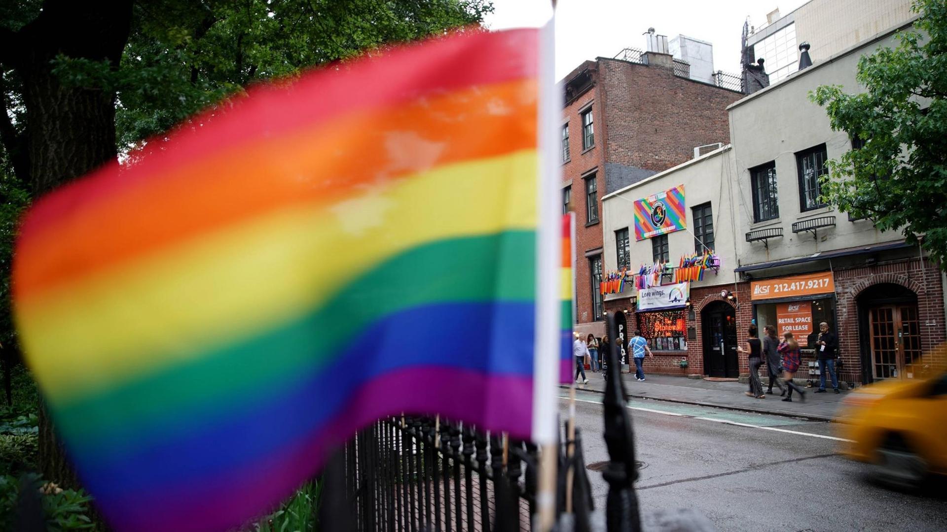 Regenbogenfahne, im Hintergrund das Stonewall Inn.