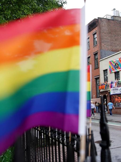 Regenbogenfahne, im Hintergrund das Stonewall Inn.