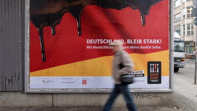 Plakat des Vereins "Gesicht zeigen!" mit der Aufschrift "Deutschland, bleib stark!"