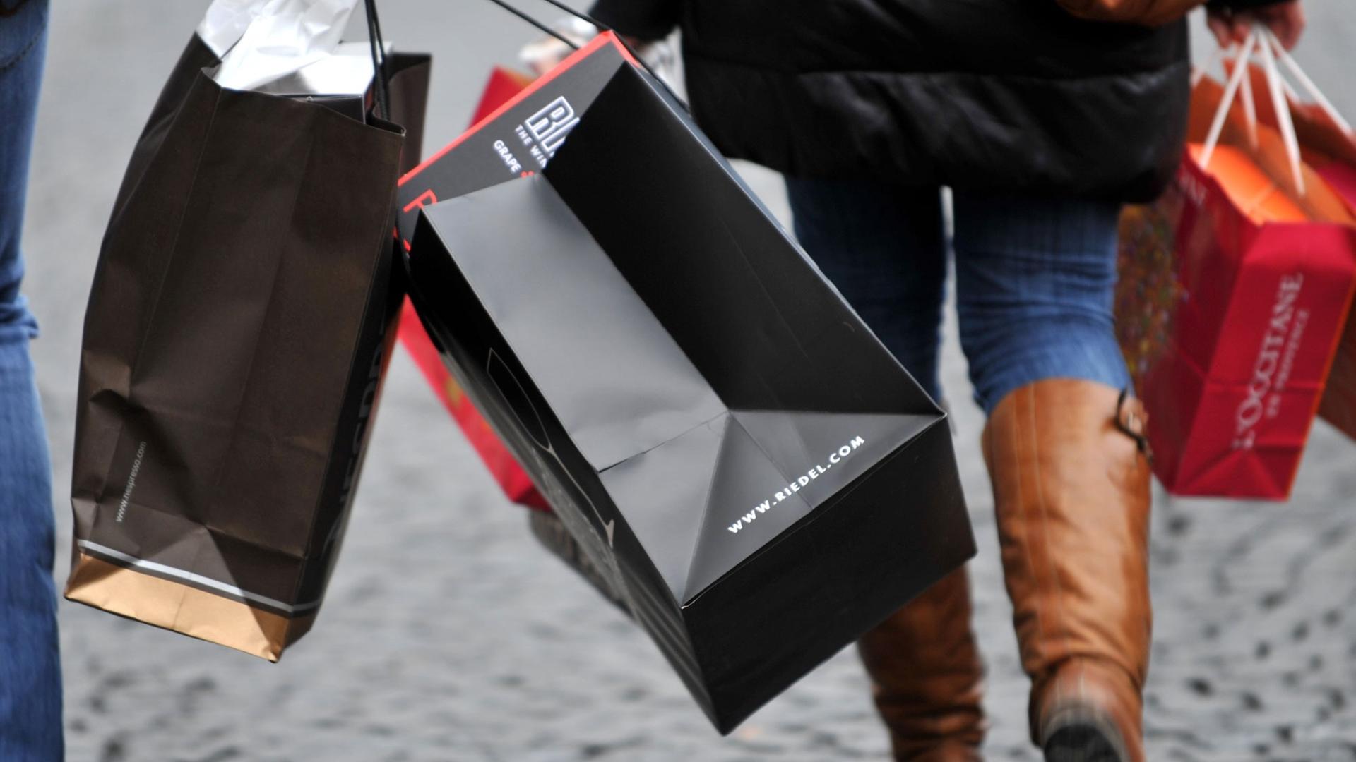 Passanten tragen in der Münchner Innenstadt ihre Einkäufe. Passanten tragen in der Münchner Innenstadt ihre Einkäufe.