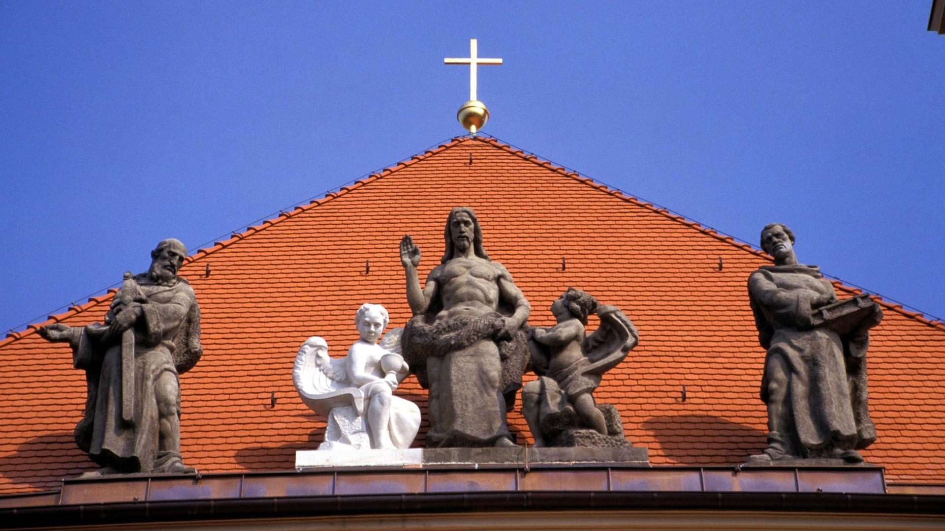 Figurengruppe am Giebel der Hoffnungskirche in Berlin-Pankow