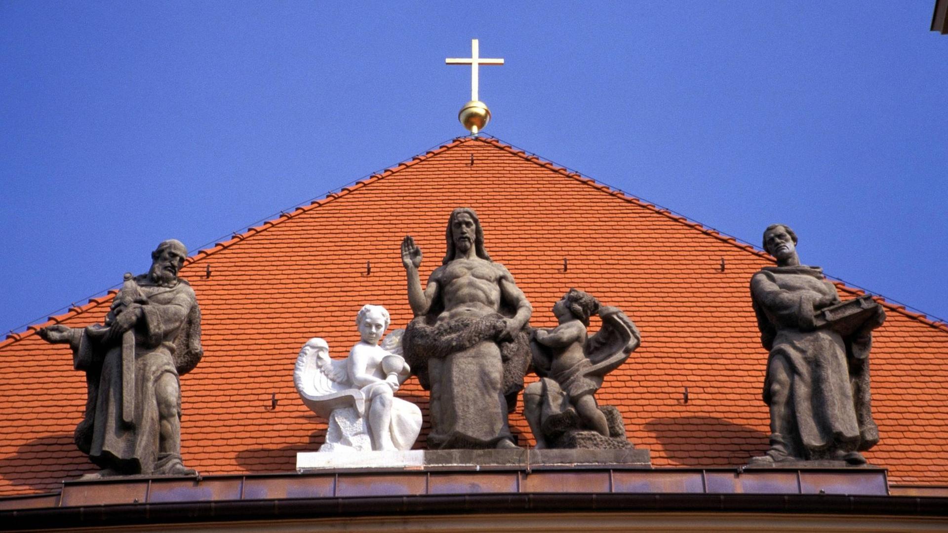 Figurengruppe am Giebel der Hoffnungskirche in Berlin-Pankow Figurengruppe am Giebel der Hoffnungskirche in Berlin-Pankow