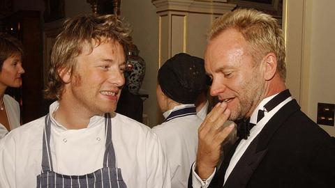 Der britische Starkoch Jamie Oliver und der Sänger Sting; Aufnahme vom September 2003
